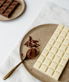 Weisse Schokolade und Kakaopulver