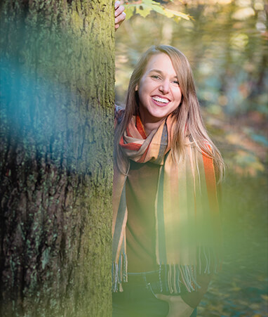 endometriose hannover: Nicole Heinze im Portrait, strahlend im Wald