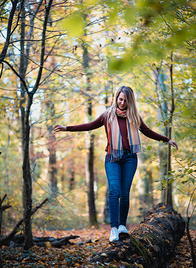 Coaching Hannover Nicole Heinze balanciert im Wald auf einem Baum
