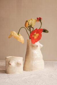 Weibliche Vasen zum Thema Menstruation