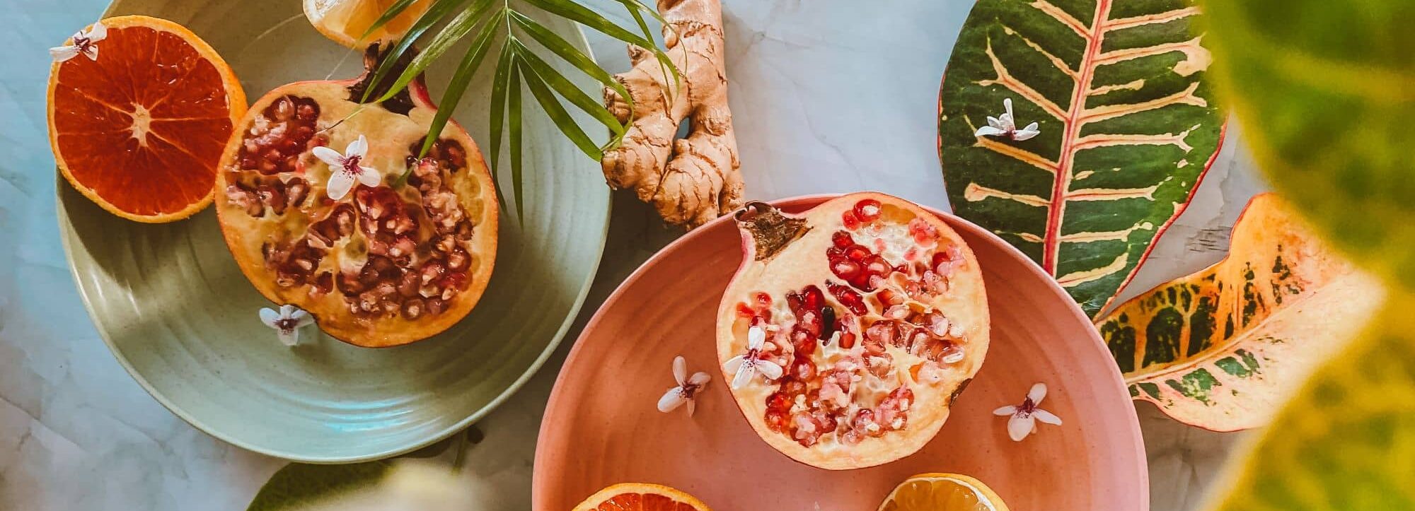 endometriose ernährung: verschiedene exotische Früchte in zwei Schalen