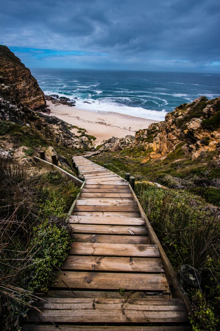 Eine Holztreppe, die zum Meer führt